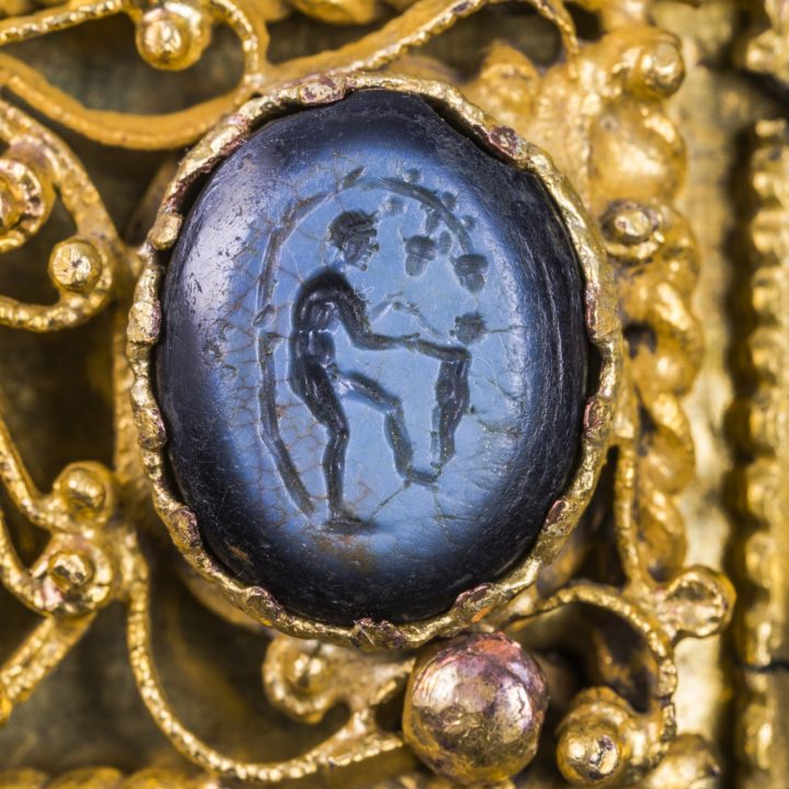 onyx, 15,5x12,3 mm, Satyr houpá dítě na noze, 1. stol. před Kristem