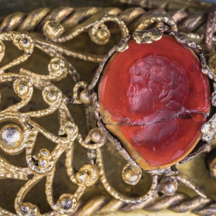 skelná pasta - imitace karneolu, 14,2x12 mm, busta z profilu, 1. stol. po Kristu
