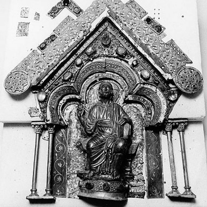 V březnu 1991 přebíral Státní památkový ústav v Plzni výzdobu na polystyrenových platech. Čelo se soškou Ježíše Krista