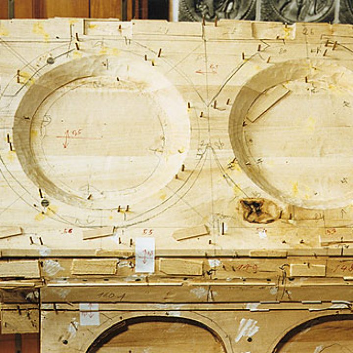 Detail rozměrových a tvarových úprav první makety - obdélné podložky znamenají přidání hmoty dřeva v celé ploše na dalším dřevěném jádru. Rok 1997.