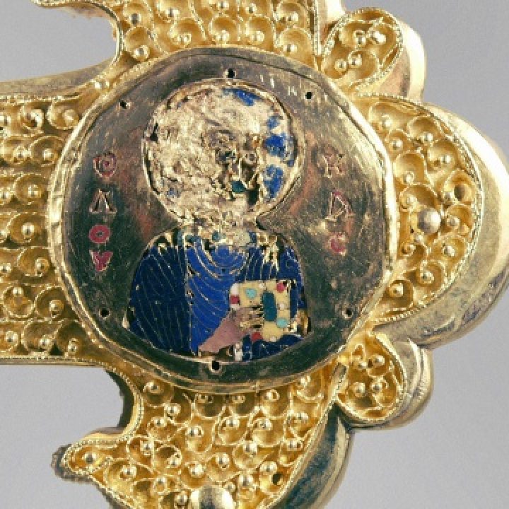 sv. Lukáš - sv. Petr- smaltovaný medailon z pravého dolního ramene kříže