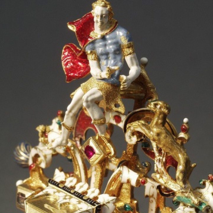 Závěs Rudolfa II. (Svatovítská klenotnice)Detail dílu znázorněného na předešlém snímku. Co dodat? Postavička, vysoká pouhých 22 mm, zřejmě tleská svému tvůrci. Závěs Rudolfa II."