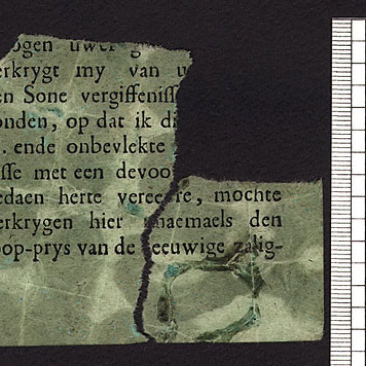 Podložka s tištěným textem zabarvená kysličníky mědi