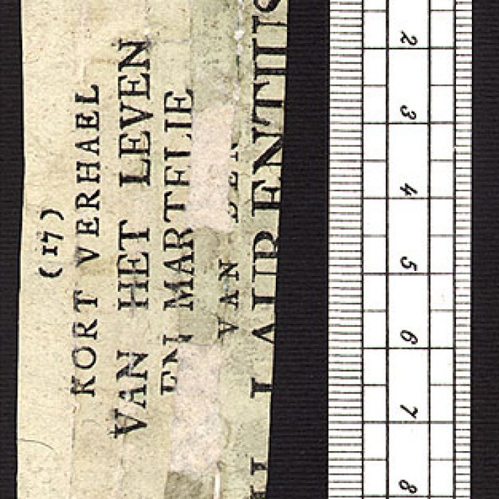 Útržek s tištěním textem složený z pěti proužků dolitých rovzlákněnou papírovinou