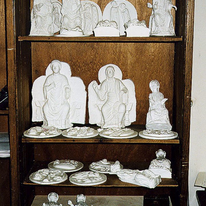Některé sádrové odlitky sošek a reliéfů pořízené v letech 1993-1994 k zachování informace o výchozím stavu před vyjmutím výplní.