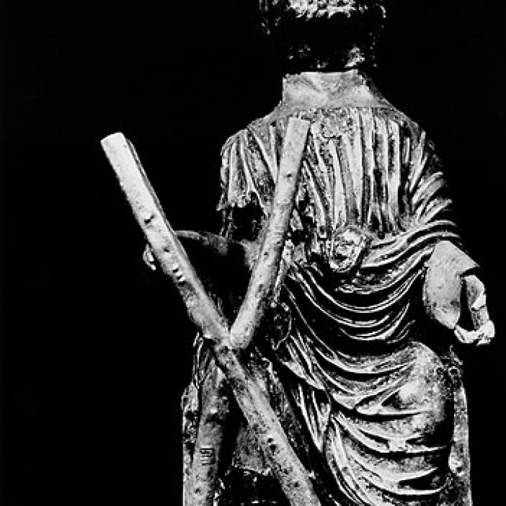 Soška sv. Ondřeje před vyjmutím sádrové výplně - krk a obě ruce s rukávy jsou mosazné doplňky z 19. století. Stav v roce 1986.