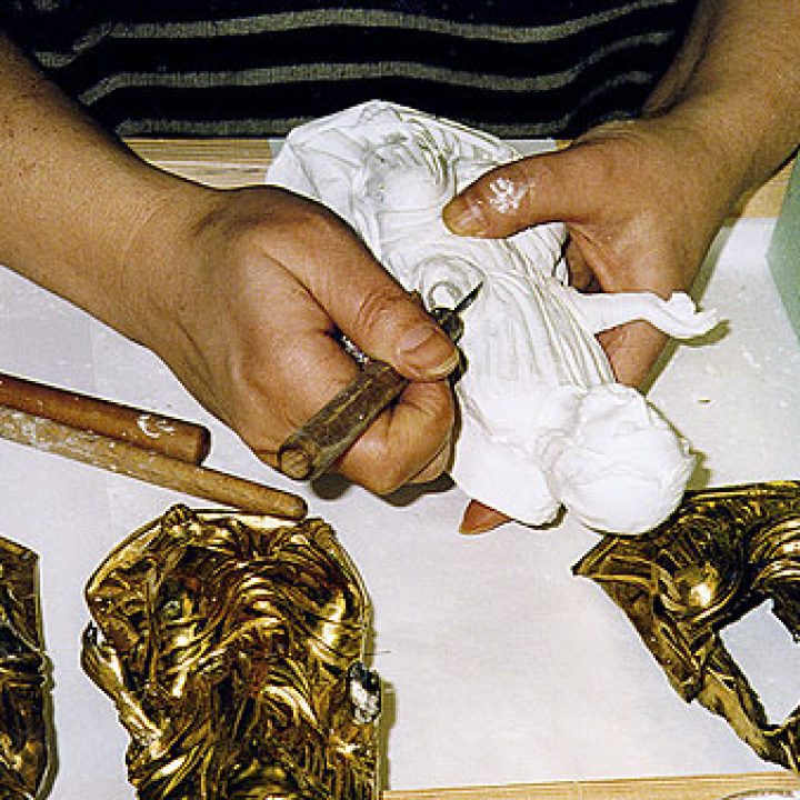 Z průběhu práce se sádrovým odlitkem při doplnění modelace chybějících částí sošky a apoštola - v popředí vpravo poškozený originál. Rok 1998.