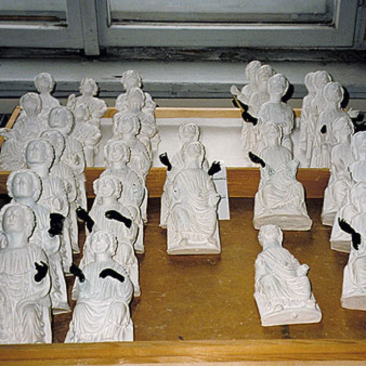 Některé sádrové odlitky sošek apoštolů zhotovené v roce 1998. Na nich se prováděly návrhy doplňků modelace roucha, rukou a dalších poškozených partií.