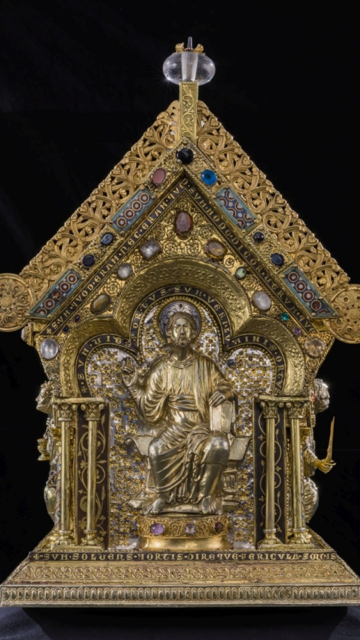 Štítová strana relikviáře se soškou Krista